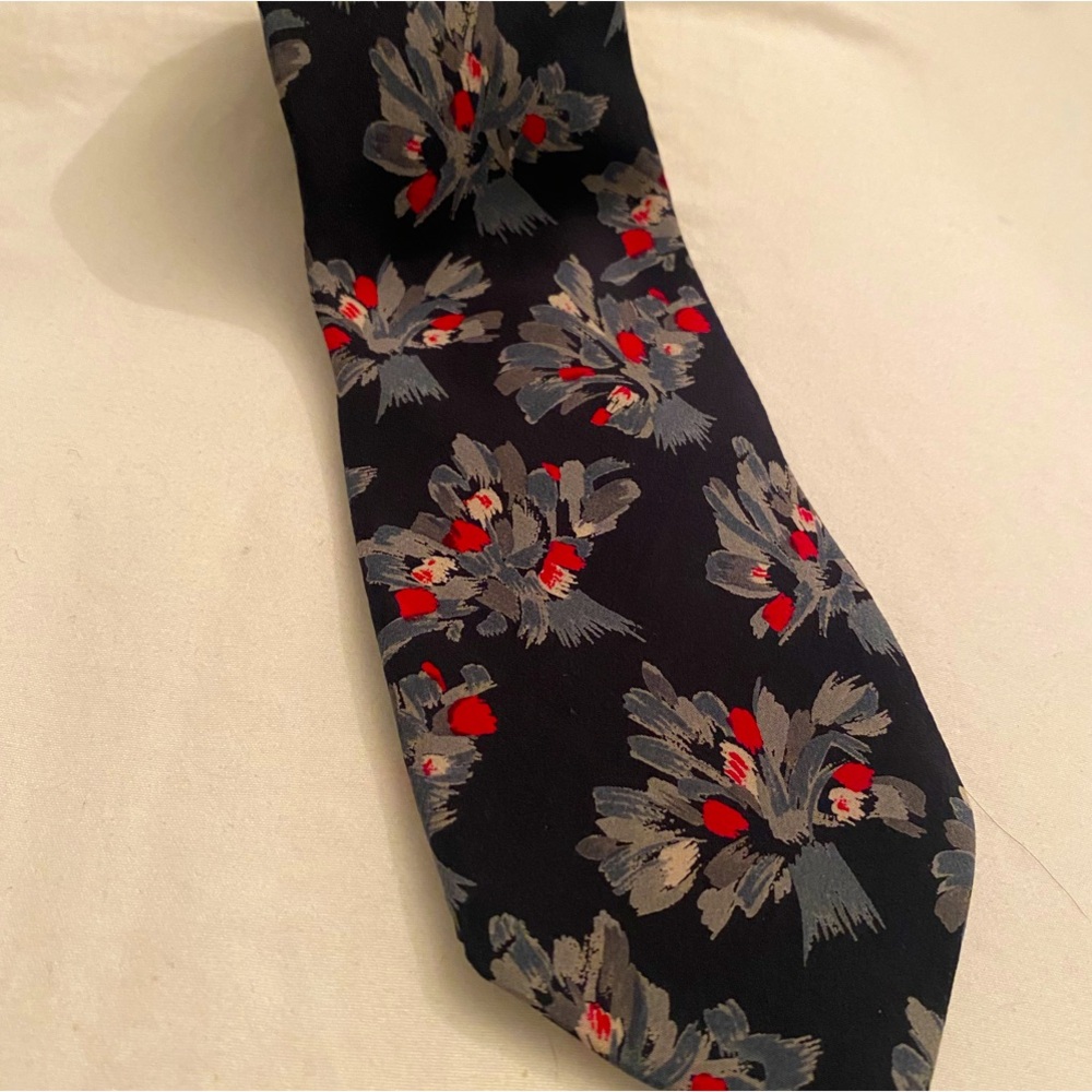 Stylish Black and Red Floral Tie - Picture 6 of 6